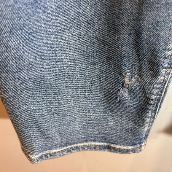 AMERICAN EAGLE Sz 16 Light Wash  Distressed Curvy Mom High Rise Jeans - Picture 4 of 11